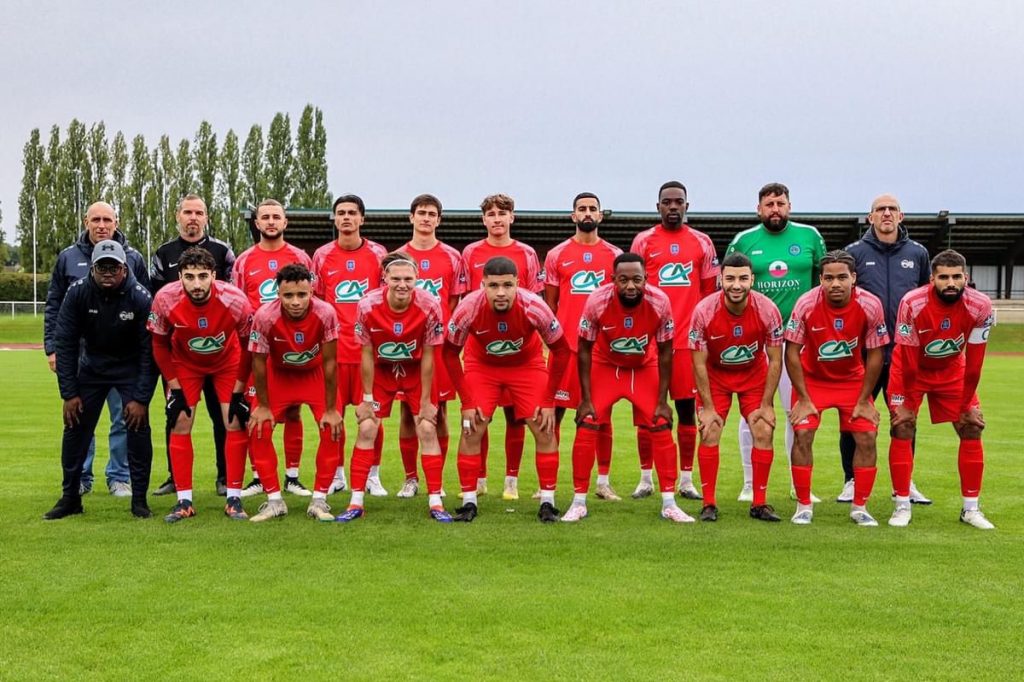 Le Mot du coach :
“Qualification laborieuse, mais
qualification quand même. Il est
urgent d’effacer les individualités
et de comprendre que le projet
collectif doit primer pour atteindre
nos objectifs.
Je suis très satisfait de cette
victoire.
Un grand merci aux supporters
présents au stade et au staff du
club qui contribuent à rendre cet
événement convivial.
Je souhaite également une bonne
saison à Oisemont.”
Benjamin BERTON